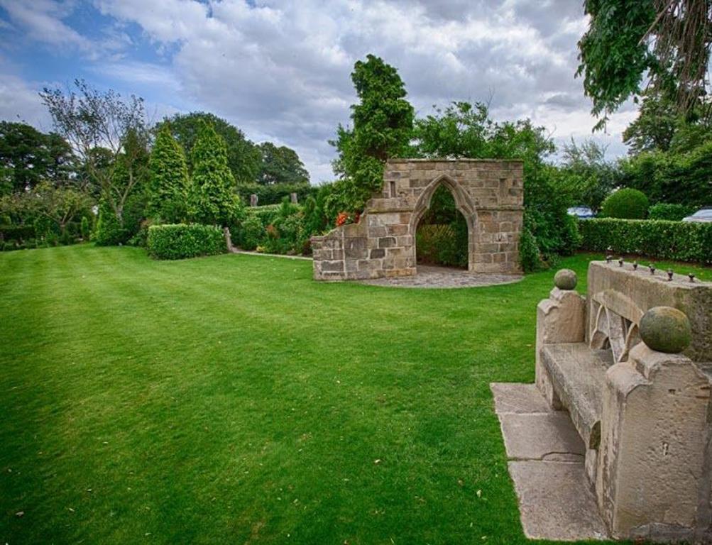 Rogerthorpe Manor Hotel Pontefract Exterior photo