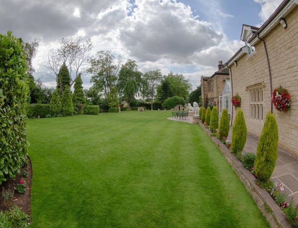 Rogerthorpe Manor Hotel Pontefract Exterior photo