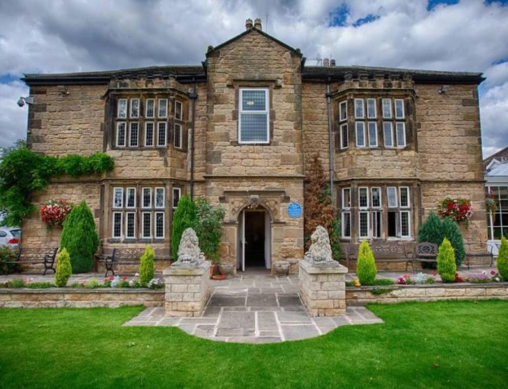 Rogerthorpe Manor Hotel Pontefract Exterior photo